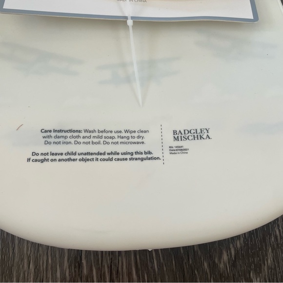 New! Badgley Mischka Vintage "Let the adventures Begin" Silicone Bib Set - Picture 6 of 7